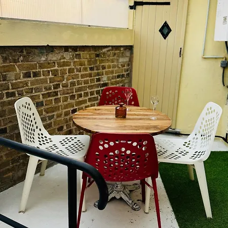 Townhouse, Sleeps 4, Hypercenter شقة *